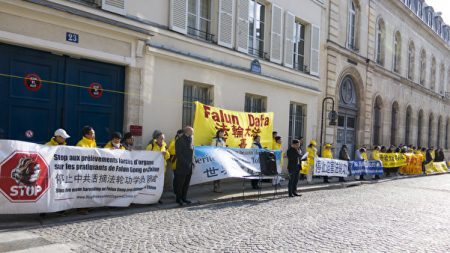 Le tribunal administratif de Paris condamne l’État à une amende de 1000 euros pour avoir refusé une manifestation du Falun Gong devant l’ambassade de Chine