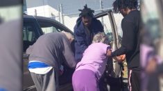 Une policière voit 3 rappeurs se précipiter vers un vétéran de 100 ans à la station-service et commence à filmer