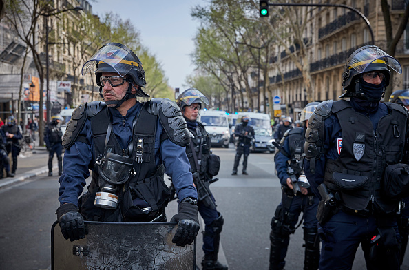 Des membres des forces de l’ordre mobilisés à Paris pendant l’acte XIX des Gilets jaunes le 23 mars 2019. Crédit : Kiran Ridley/Getty Images.
