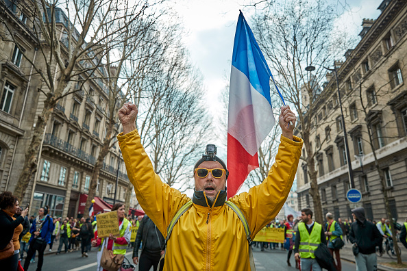 Un Gilet jaune défile à Paris le 23 mars. Photo d’illustration. Crédit : Kiran Ridley/Getty Images.