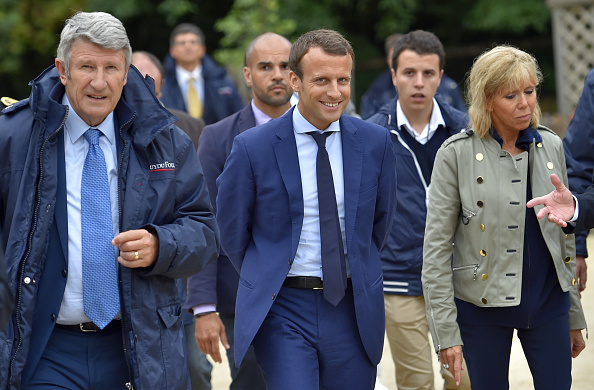Emmanuel Macron et son épouse visitent le parc à thème du Puy du Fou en compagnie de Philippe de Villiers le 19 août 2016. Crédit : LOIC VENANCE/AFP/Getty Images.