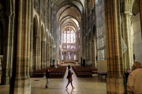 Vue de la nef et du chœur de la basilique de Saint-Denis. Crédit : LUDOVIC MARIN/AFP/Getty Images.