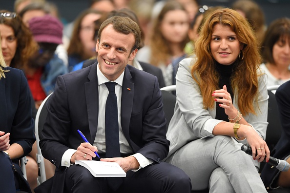 Emmanuel Macron et Marlène Schiappa photographiés pendant le débat organisé à Pessac le 28 février. Crédit : NICOLAS TUCAT/AFP/Getty Images.