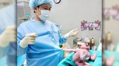 Un « bébé fort » s’empare de la blouse du médecin juste après sa naissance et ne la lâche plus