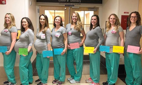 Neuf infirmières attendent toutes des bébés en même temps. Huit d'entre elles ont affiché leurs ventres ronds, tout en tenant des affiches indiquant leur date d'accouchement. (Maine Medical Center)
