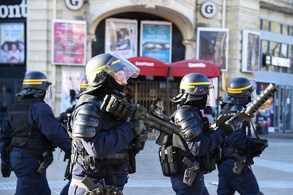 Des policiers en tenue patrouillent dans les rues de Montpellier pendant l’acte XIX, le samedi 23 mars 2019. Photo d’illustration. Crédit : SYLVAIN THOMAS/AFP/Getty Images.