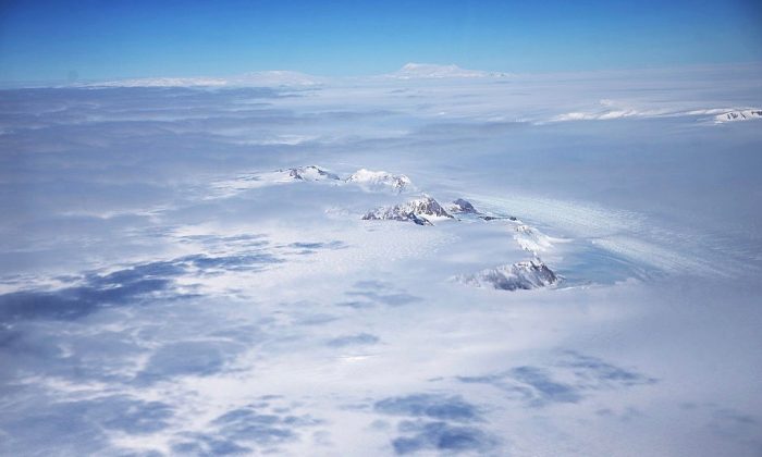 Vue d'une partie de l'inlandsis de l'Antarctique occidental avec des montagnes par la fenêtre d'un avion de l'opération IceBridge de la NASA survolant l'Antarctique, le 31 octobre 2016. (Mario Tama/Getty Images)
