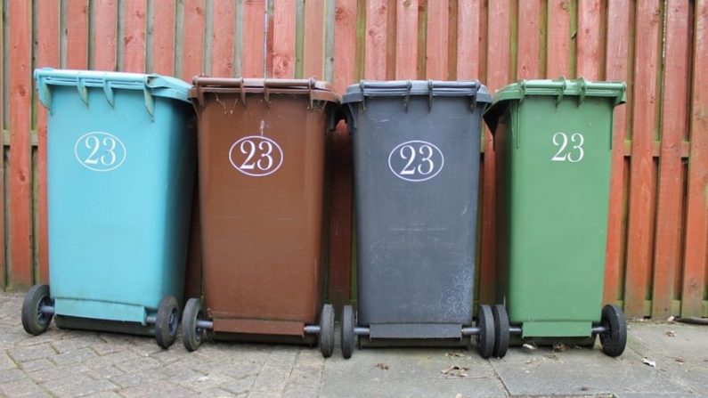Photo de poubelles en plastique comme celles qui ont été brûlées par des jeunes au Royaume-Uni par addiction. (Bluebudgie/Pixabay) 