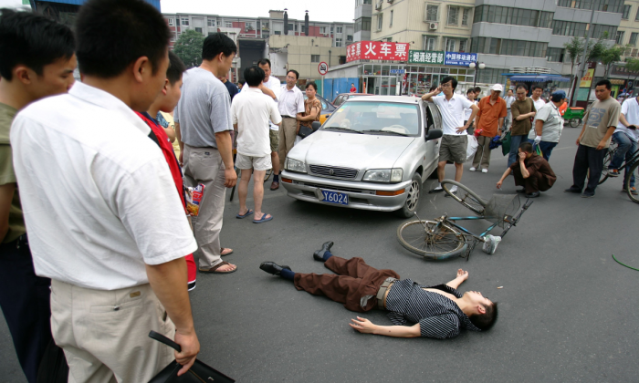 Un homme dans un accident de la route à Pékin, en Chine. (Cancan Chu/Getty Images)