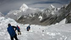 La fonte des glaciers sur l’Everest expose les corps de grimpeurs morts