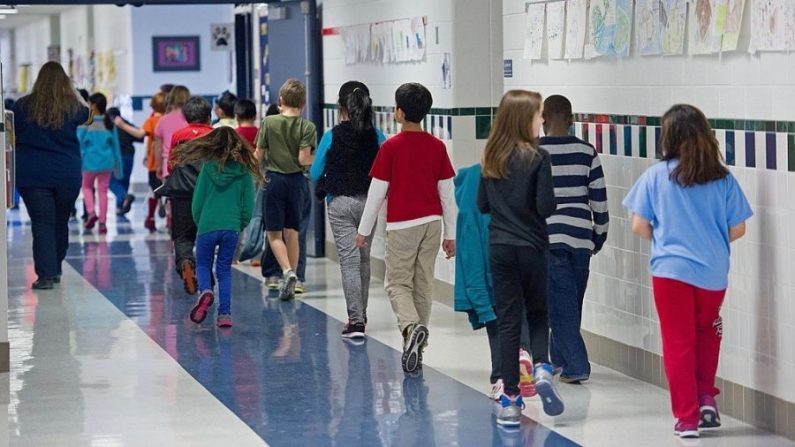 Des élèves marchent dans les corridors de l'école primaire Steuart W. Weller à Ashburn, en Virginie, le 21 février 2014. (Paul J. Richards/AFP/Getty Images)