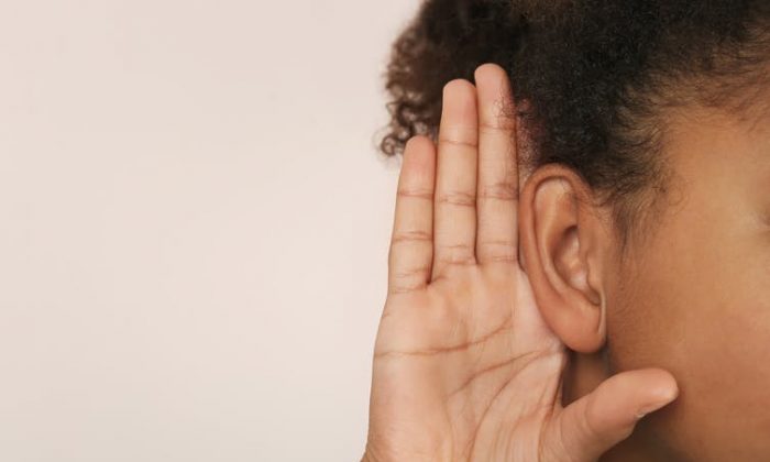 Une photo d'illustration montre l'oreille d'une femme (Africa Studio/Shutterstock)