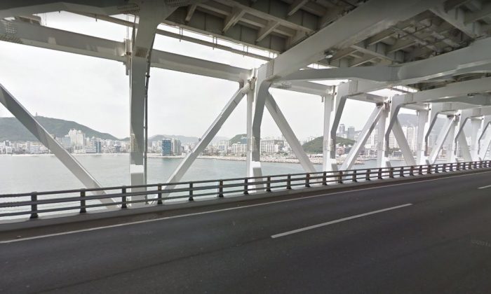 Des responsables ont déclaré à l'agence de presse Yonhap que le navire Seagrand de 6 000 tonnes avait heurté le côté du pont de Gwangan à Busan, présenté ci-dessus. (Google Street View)
