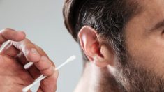 Un homme du Royaume-Uni perd l’ouïe et meurt presque après avoir utilisé un coton-tige pour nettoyer ses oreilles
