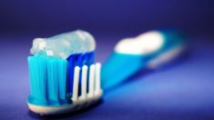 Les deux tiers des dentifrices contiennent du dioxyde de titane, un colorant dangereux