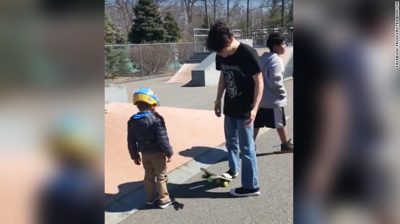 Carter, âgé de 5 ans, reçoit une leçon de skateboard à l’improviste le jour de son anniversaire, le 1er avril 2019. (photo par Kristen Braconi/Facebook)