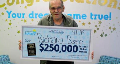 Un homme de Caroline du Nord qui a récemment reçu un diagnostic de cancer a gagné un prix de loterie de 222 000 € le 1er avril 2019. (NC Education Lottery)
