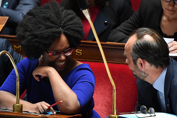 Sibeth Ndiaye et Édouard Philippe le 2 avril 2019 pendant la séance de questions au gouvernement à l’Assemblée nationale. Crédit : ALAIN JOCARD/AFP/Getty Images.