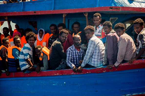 Le 2 août 2017, au large des côtes libyennes, des migrants attendent d’être secourus par l’Aquarius, navire affrété par les ONG SOS Méditerranée et Médecins sans Frontières. Crédit : ANGELOS TZORTZINIS/AFP/Getty Images.