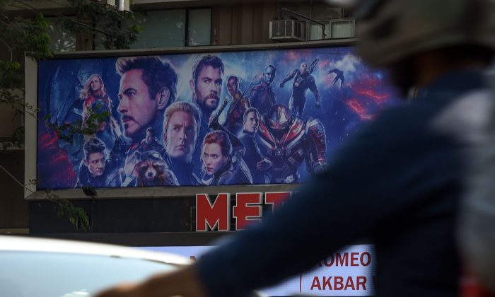 Des véhicules passent devant une salle de cinéma affichant une publicité du dernier film d'Avengers, à Mumbai, en Inde, le 25 avril 2019. (Indranil Mukherjee/AFP/Getty Images)
