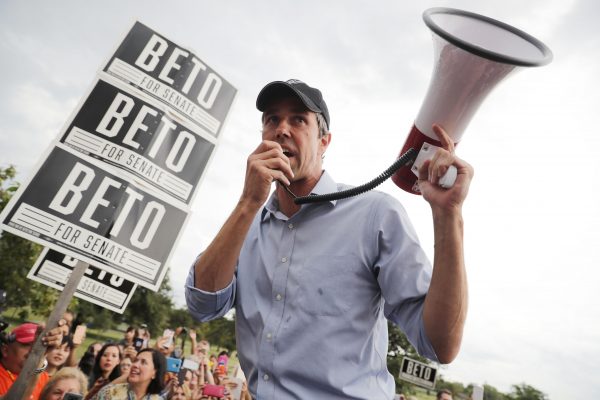 Le candidat au Sénat, le représentant Beto O'Rourke (D-Texas) s'entretient avec des partisans au mégaphone alors qu'il fait campagne au Gilbert Garza Park le 31 octobre 2018 à San Antonio, Texas. (Chip Somodevilla/Getty Images)