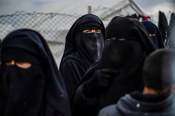 Des ressortissantes étrangères soupçonnées d’appartenir à l’État islamique (EI) photographiées dans le camp de al-Hol, au nord-est de la Syrie, le 28 mars 2019. Crédit : DELIL SOULEIMAN/AFP/Getty Images.
