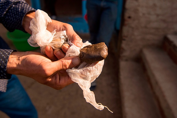Un fermier marocain cultivant le cannabis à proximité de la ville de Ketama, dans la région du Rif, expose sa marchandise. Crédit : FADEL SENNA/AFP/Getty Images.
