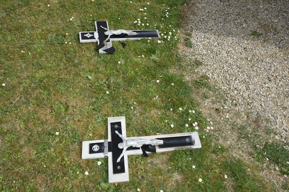 Gard. Des croix cassées et renversées sur une soixantaine de tombes  dans le cimetière de Saint-Julien-de-Cassagnas. (Photo Facebook : Gendarmerie du Gard)