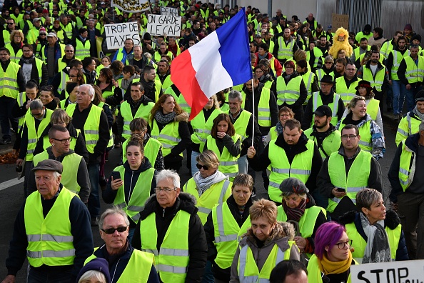 Les "Gilets jaunes"  participent à un rassemblement de protestation contre les prix élevés du carburant à Rochefort, dans le sud-ouest de la France, le 24 novembre 2018. (Photo : XAVIER LEOTY/AFP/Getty Images)