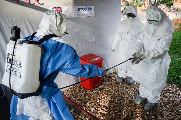 Le personnel médical de l'Unité de traitement Ebola (ETU) se prépare à travailler dans son équipement de protection individuelle (EPI).    (Photo : ISAAC KASAMANI/AFP/Getty Images)