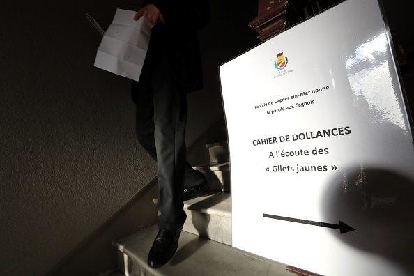 Panneau indiquant le "Cahier de doléances", un livret dans lequel les gens peuvent mentionner leurs revendications. Hôtel de ville de Cagnes-sur-Mer.  (Photo credit should read VALERY HACHE/AFP/Getty Images)
