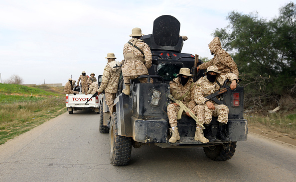 Des membres de la Force de protection de Tripoli, une alliance de milices de la capitale, patrouille dans une zone située au sud de la capitale libyenne. Photo de Mahmud TURKIA / AFP / Getty Images.