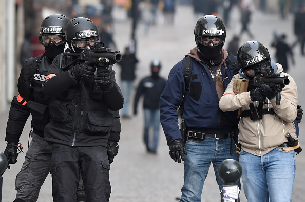  'Gilets jaunes : des policiers visent des manifestants avec des LBD lors d'une manifestation à Nantes, le 26 janvier 2019    (Photo : SEBASTIEN SALOM GOMIS/AFP/Getty Images)