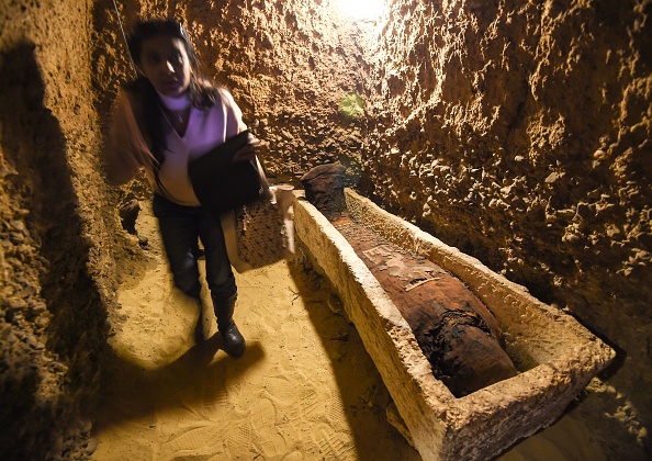 Découverte d'un sarcophage, qui fait partie d'une collection trouvée le 2 février 2019 dans des chambres funéraires datant de l'ère ptolémaïque (323-30 av. J.-C.) à la nécropole de Tuna el-Gebel, dans la province de Minya, dans le sud du pays, à 340 kilomètres environ au sud du Caire, capitale de l’Égypte.  (Photo : MOHAMED EL-SHAHED/AFP/Getty Images)