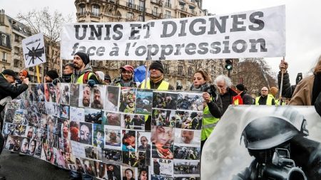 « Gilets jaunes » : plainte à Marseille pour « tentative d’homicide » contre la police