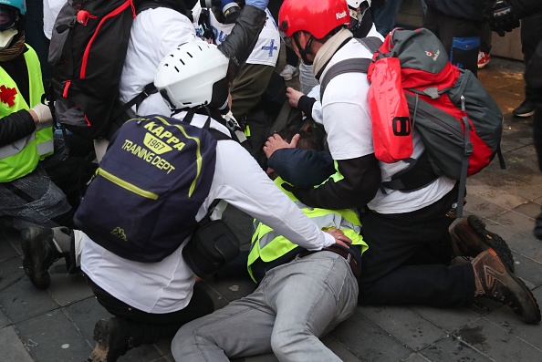 Les médecins de rue (Street medics) prodiguent les premiers soins à un manifestant blessé lors d'affrontements avec la police sur la Place de la République le 2 février 2019 à Paris pour le 12e samedi consécutif.    (Photo : ZAKARIA ABDELKAFI/AFP/Getty Images)