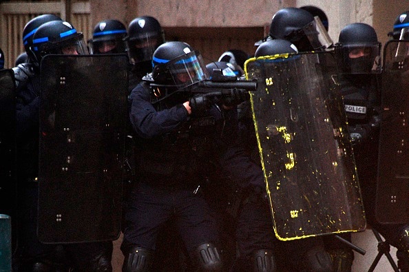 Un policier vise avec ses balles en caoutchouc (LBD40) lors d'une manifestation "Gilets Jaunes" le 2 février 2019 à Toulouse, Sud de la France.  (Photo : PASCAL PAVANI/AFP/Getty Images)