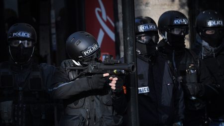 Un policier d’Orléans visé par une information judiciaire après un tir de LBD sur un lycéen
