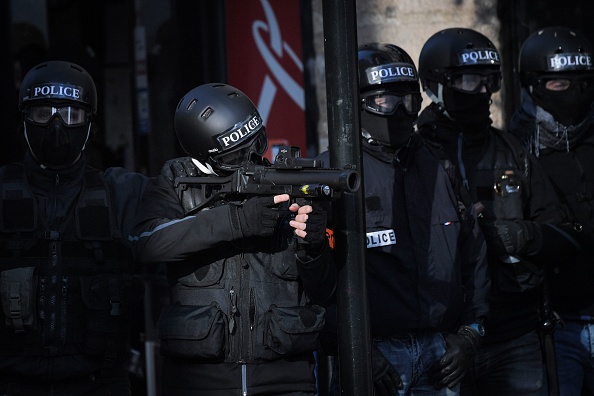 Un policier en civil vise avec ses balles en caoutchouc (LBD40) lors d'une manifestation  des "gilets jaunes" à Nantes, le 2 février 2019.  (Photo : LOIC VENANCE/AFP/Getty Images)