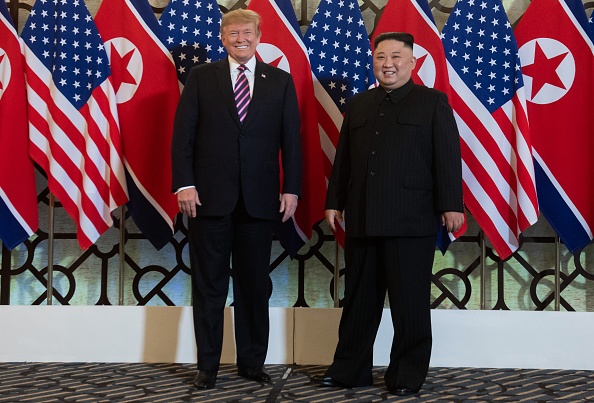 -Le président américain Donald Trump pose avec le dirigeant nord-coréen Kim Jong Un avant une réunion à l'hôtel Sofitel Legend Metropole à Hanoi le 27 février 2019. Photo de Saul LOEB / AFP / Getty Images.