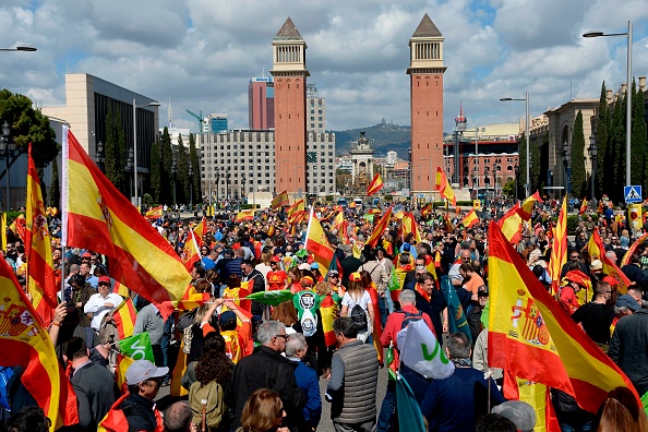 -Des manifestants agitent des drapeaux espagnols lors d'une manifestation organisée par le parti d'extrême droite espagnol Vox contre la poussée d'indépendance catalane à Barcelone le 30 mars 2019. Photo JOSEP LAGO / AFP / Getty Images.