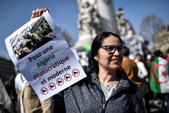 -Désormais les manifestants veulent aller plus loin réclament la mise sur pied d'institutions de transition, à même de réformer le pays. Photo STEPHANE DE SAKUTIN / AFP / Getty Images.