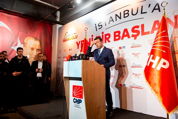 Le candidat de l'AKP avait 48,71% des voix contre 48,65 pour son adversaire Ekrem Imamoglu, le maire d'Istanbul, avec 98% des urnes comptées. Photo de Yasin AKGUL / AFP / Getty Images.