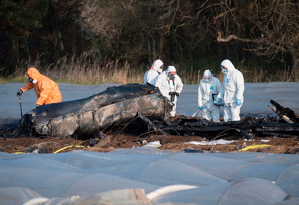 -Des experts médico-légaux et la police inspectent les restes incendiés d'un petit avion sur un champ d'asperges après son effondrement de la veille à Erzhausen, près de Darmstadt, en Allemagne, le 1er avril 2019. Photo de Boris Roessler / dpa / AFP / Getty Images.