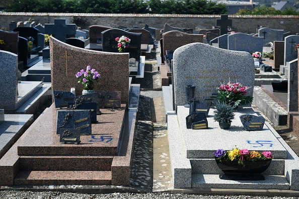 Des tombes ont été vandalisées avec des croix gammées dans un cimetière de Ploermel, en Bretagne, le 1er avril 2019. (Photo :  FRED TANNEAU/AFP/Getty Images)