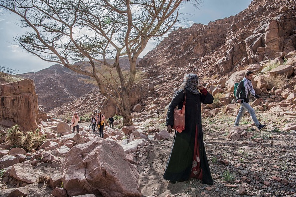-Oum Yasser une guide bédouine égyptienne de la tribu des Hamada, dirige un groupe de randonneurs à Wadi el-Sahu, dans le gouvernorat du Sud-Sinaï, le 29 mars 2019, lors du premier « Sentier du Sinaï » dirigé par des guides bédouines. Photo KHALED DESOUKI / AFP / Getty Images 