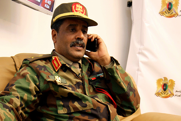 -Le 4 avril 2019, le brigadier Ahmed al-Mesmari, porte-parole de l'armée nationale libyenne autoproclamée fidèle à Khalifa Haftar, répond à la presse dans son bureau de Benghazi après avoir déclaré que les préparatifs étaient presque terminés. Photo ABDULLAH DOMA/AFP/Getty Images.