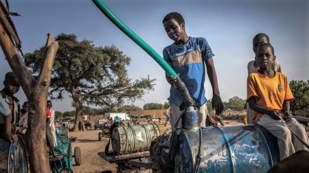 Dans l’est du Tchad, une eau rare livrée par des colporteurs