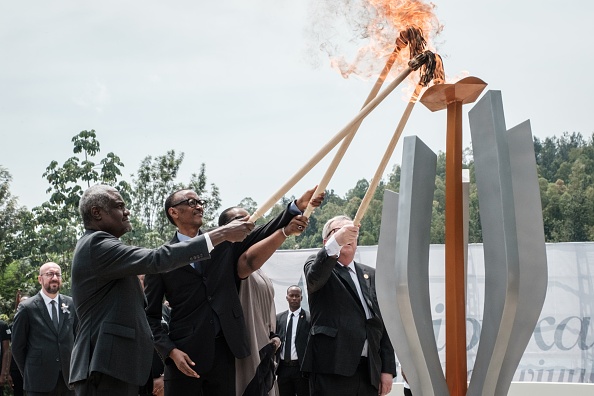 -Le chef de l'Union africaine, Moussa Faki, le président du Rwanda, Paul Kagame, son épouse Jeannette et le président de la Commission européenne, Jean-Claude Juncker, allument une flamme commémorative pour la 25e commémoration du génocide de 1994 au mémorial du génocide de Kigali, Rwanda, le 7 avril 2019. Photo de Yasuyoshi CHIBA / AFP / Getty Images.