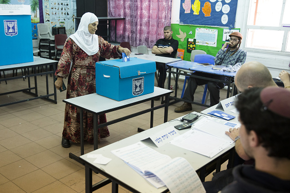 -Une femme arabe vote lors des élections générales israéliennes du 9 avril 2019 dans le village de Kafir Qasim, Israël. Photo par Amir Levy / Getty Images.